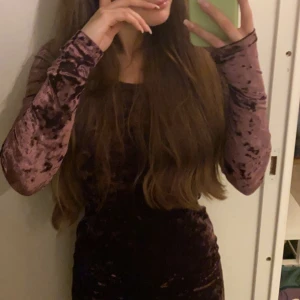 Lila långärmad sammets klänning  - Lila långärmad sammetsklänning. StorlekS 