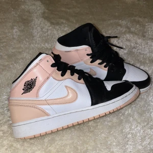 Jordan 1 mid GS ’Grimson Tint’ - Säljer mina Air Jordan 1 Mid ’Grimson Tint’ GS. Använt antal ggr. Strl 38. Nypris: 2500kr