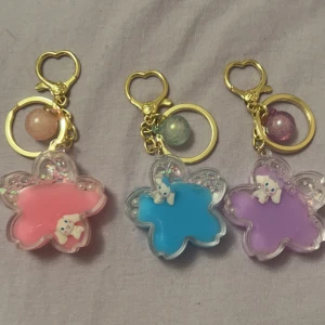 sakura cinnamoroll aqua nyckelring!  - super gulliga och coola nyckelringar med vätska och glitter inuti som rör sig ❤️ finns i rosa, blå, och lila.  en för 50kr två för 80kr och alla tre för 120 KÖP KOMMER ALLTID MED EXTRAS ❤️  frakten är 13kr styck 💕