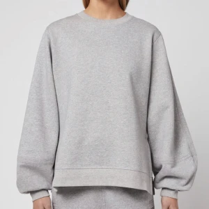 Ganni collagetröja  - Säljer min Ganni collagetröja med så najs ballong ärmar. Men den kommer tyvärr inte till användning längre så hoppas den kan hitta ett nytt hem:( köpt för ca 1300kr!☺️