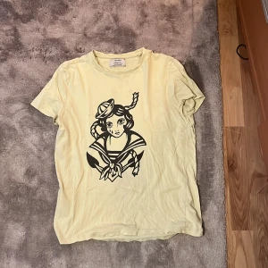 Cool t-sha - Den är rätt så gamal o har några små hål 