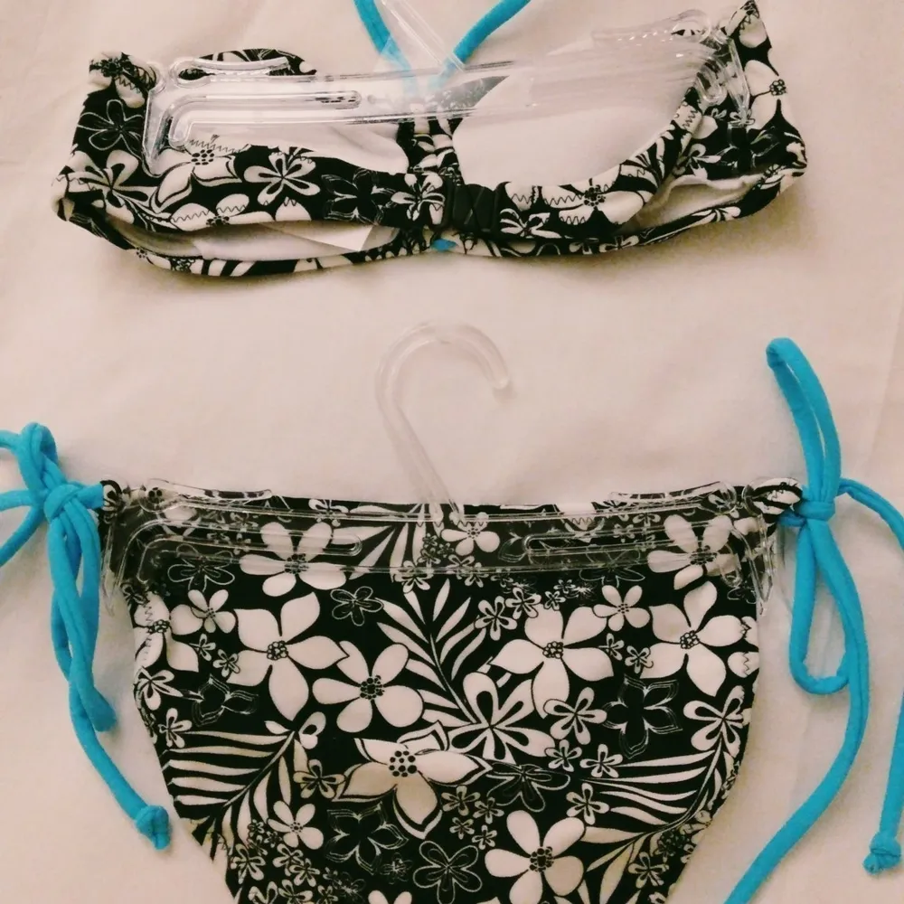 NY & OANVÄND svart vit blommig bikini från Gina Tricot. Retro. Inköpt i butik omkring 90-talet men kom aldrig till användning och förvarats väl sedan dess. Storlek: 34/XS. Felfri.. Övrigt.