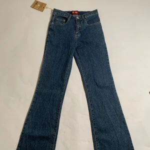Högmidjade jeans - Helt nya jeans med prislapp kvar. Har tyvärr en fläck:(( därav priset.