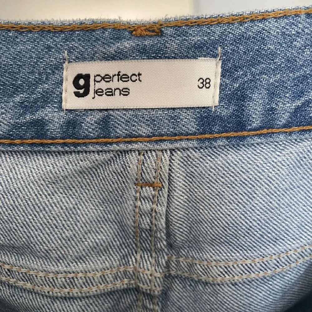 Superfina jeans från Gina Tricot men tyvärr inte riktigt min storlek. Endast använda tre gånger. Köpte byxorna för 500kr.  Obs! Bilderna är tagna från min kompis som köpte likadana!💛. Jeans & Byxor.