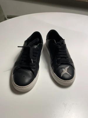 Axel arigato  - Axel arigato skor storlek 39/40 Skick 8/10 har lådan  (Kan byta mot Axel arigato skor i storlek 41/42