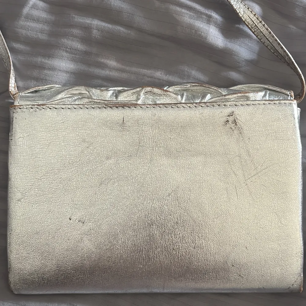 Säljer denna så fina vintage silver väskan!!! Köpt secondhand för två år sedan och använd två gånger av mig. Lite sliten vilket syns på bilderna, men annars så himla fin. Skriv privat för fler bilder!!!. Väskor.