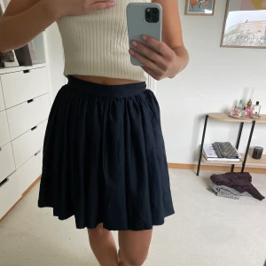 Kort kjol HM - Väldigt fin kjol från HM. Marinblå färg i ett puffigt silkesmaterial. Storlek 36.  Hade en tanke om att sy om den till en snygg topp men aldrig blivit av. Så är du duktig på att sy kan du göra om denna till en grym blus!