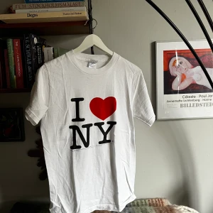 I ❤️ NY tröja  - Så söt I ❤️ NY T-shirt. Uppskattar den till storlek S, funkar för M också 
