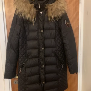 Rock and blue jacka - Svart rock and blue använd en vinter, sparsamt använd, dm vid intresse eller fler frågor.