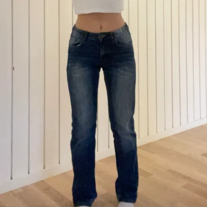 Lågmidjade jeans - Lågmidjade jeans från märket detroit, har resår i midjan och går att justera, jag är 155cm lång och dom passar i längden på mig, köparen står för frakten på 66kr 
