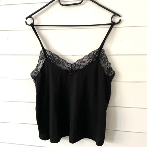 Linne - Supergulligt linne i storlek S med spets upptill