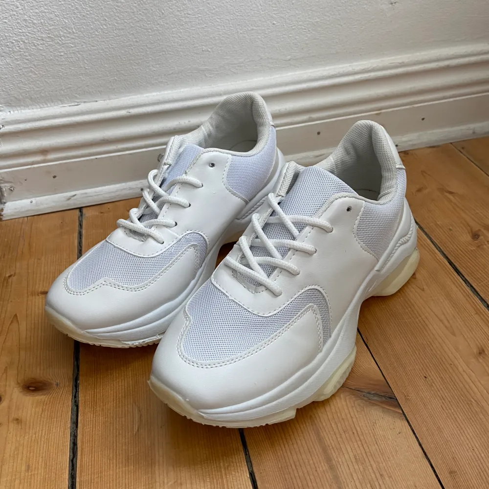 Oanvända vita sneakers från Asos, storlek 38.. Skor.