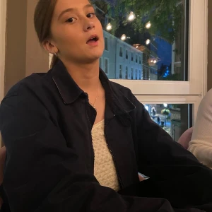 Söt topp från PULL&BEAR  - Väldigt söt vit/beige topp från PULL&BEAR. Köpt som strlk M men passar även S och Xs . Toppen passar till både uppklädda outfits men även nerklädda!💓Köpt för 200kr! Använd ett fåtal gånger 💓💓💓💓