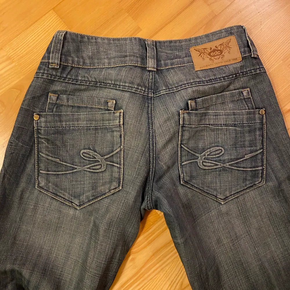 Säljer nu mina älskade jeans från Edc. Köpta för ca 3 år sen på second hand. De är väldigt 00s, lågmidjade och utsvängda. Har används mycket men är frtf i bra skick. Jag är ca 170 cm. Skriv privat om ni undrar ngt!🧡. Jeans & Byxor.