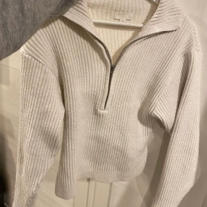 Tröja - Säljer min jättesköna stickade tröja med dragkedja från H&M. Storlek L men jag skulle säga att den är som en S/M. Använd ett par gånger. Passar perfekt nu när det börjar bli kallt!🤍 den är inte så nopprig heller!