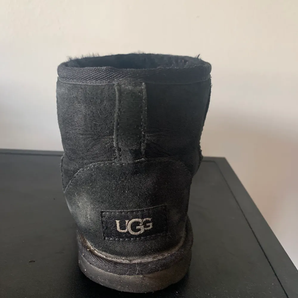 Säljer mina uggs, dom är använda en del men ändå bra skick! . Skor.