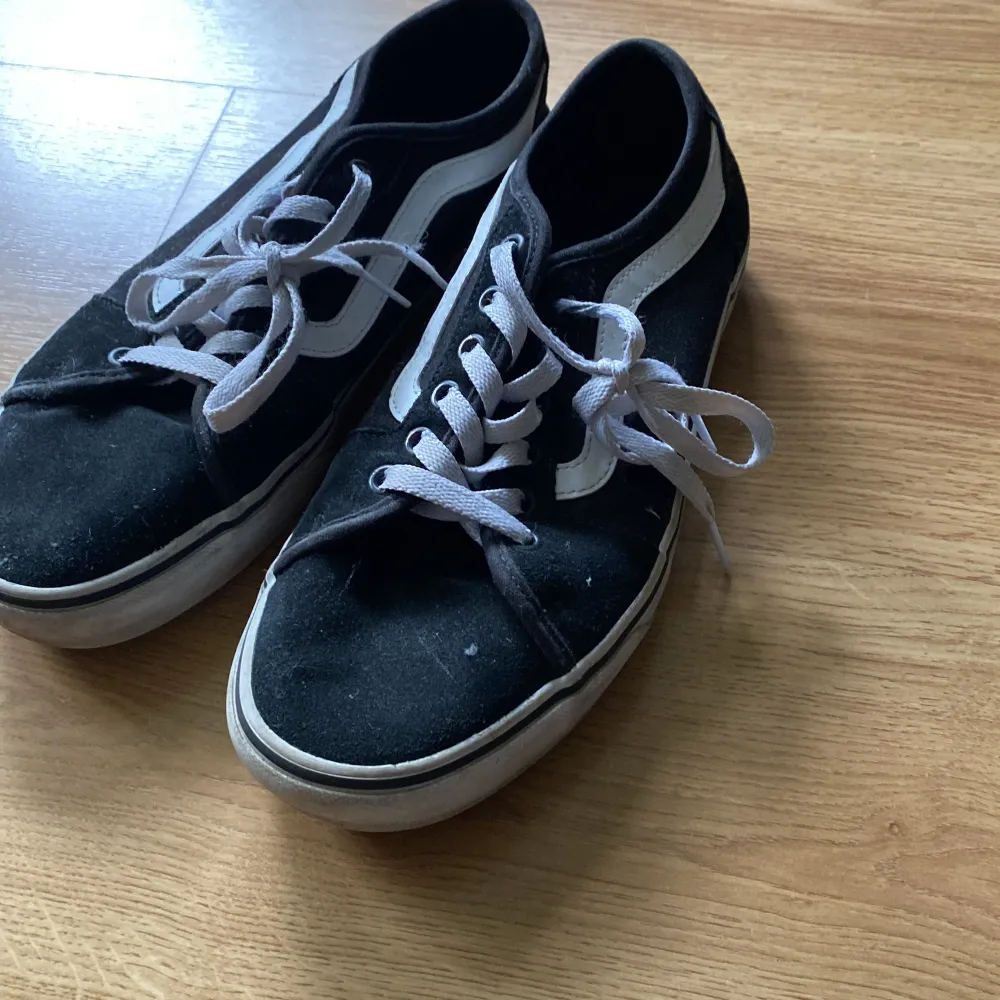 Säljer min Vans old school då jag aldrig använder dom och dom är för små. Skick 7/10  Skriv till mig om ni har frågor. Skor.