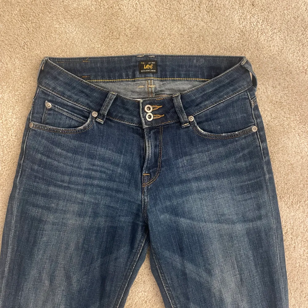 Säljer dessa jätte fina låg midjade jeans från Lee💓 dom är i storlek 25/33 💓. Jeans & Byxor.