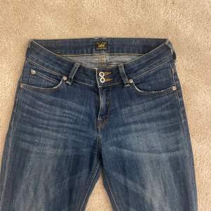 Säljer dessa jätte fina låg midjade jeans från Lee💓 dom är i storlek 25/33 💓