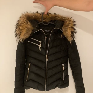 Hollies Jacka - Ordinarie pris 3500 