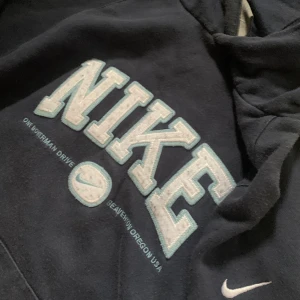 Vintage Nike hoodie  - Hej säljer min vintage Nike hoodie! Passar XS-S! Hör gärna av er för frågor!