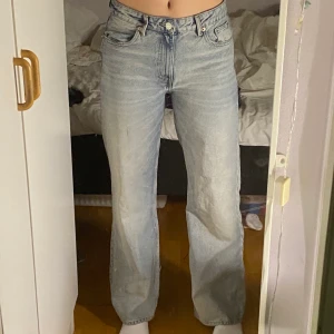 Jeans zara - Mid waist jeans från zara, oanvända, nypris 499kr. På lappen står det the boogie pant, skriv privat för frågor eller bilder!