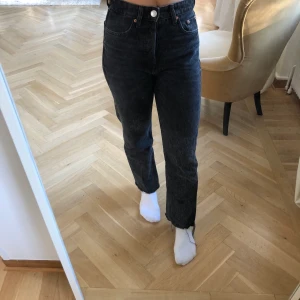 Svart/gråa straight leg jeans från Zara i storlek 34 - Jeansen är straight leg och mid waist. De är endast använda ett fåtal gånger, storleken är ganska liten, jag är 159 cm lång och jeansen passar perfekt på mig i både längd och bredd. Anledning till försäljning: har alldeles för mycket jeans :)  