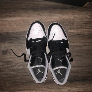 Nike Jordan 1 low black medium grey - Köpte skorna från StockX och jag har knappt använt de. 