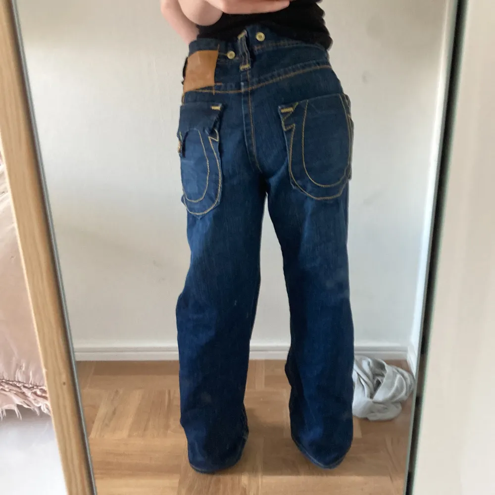 Säljer ett par true religion Jeans i strl 36 då det tyvärr är för långa på mig. Jag är 160 cm lång ! Skulle säga att det skulle passa någon som är runt 165-168! Kontakta vid frågor 💗(skärp kan behövas) köparen står för frakt.. Jeans & Byxor.