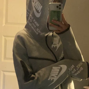 nike tech fleece - nike tech fleece hoodie med vit text fick i födelsedagspresent men den e lite för stor för mig den e i storlek S tror jag den e använd typ 5-7 gånger Inga skador nypris 1500