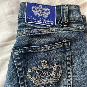 Säljer dessa ursnygga jeans från Victoria Beckham! Dem är lite för långa för mig!🥲Modellen är rak/ lite bootcut. Midjemått 80cm, innerbenslängd 79cm.Om fler är intresserade startar jag budgivning!💞