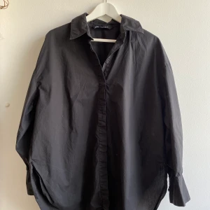 Oversized skjorta Zara - Oversized skjorta från zara. Passar S/M