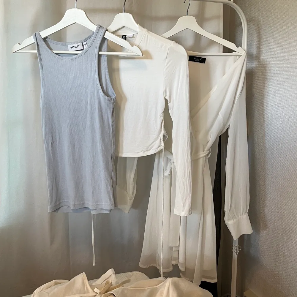 En klänning, 2 tröjor ❤️ Vita tröjan har öppen rygg 🥰 Från weekday, sisters och Hm. Tröjorna : 40 kr st, klänningen;”: 150 kr. Allt för 180 kr 🥰 . Toppar.