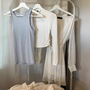 En klänning, 2 tröjor ❤️ Vita tröjan har öppen rygg 🥰 Från weekday, sisters och Hm. Tröjorna : 40 kr st, klänningen;”: 150 kr. Allt för 180 kr 🥰 