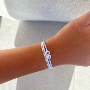 DESIGNA ARMBAND ⚡️ - VÄLJ SJÄLV TEXT ELLER INTE, FÄRG & OMKRETS! 💕vi har sålt över 200 st på Instagram! Helt fri frakt! 🌟Exempel på färger & text syns på bilderna! 