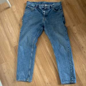 Weekday jeans sparsamt använda! Köpte för ett tag sedan men säljer nu för att dom är förstora, modellen är : space barrel.  skick 9/10 (inga skador alls bara använda)
