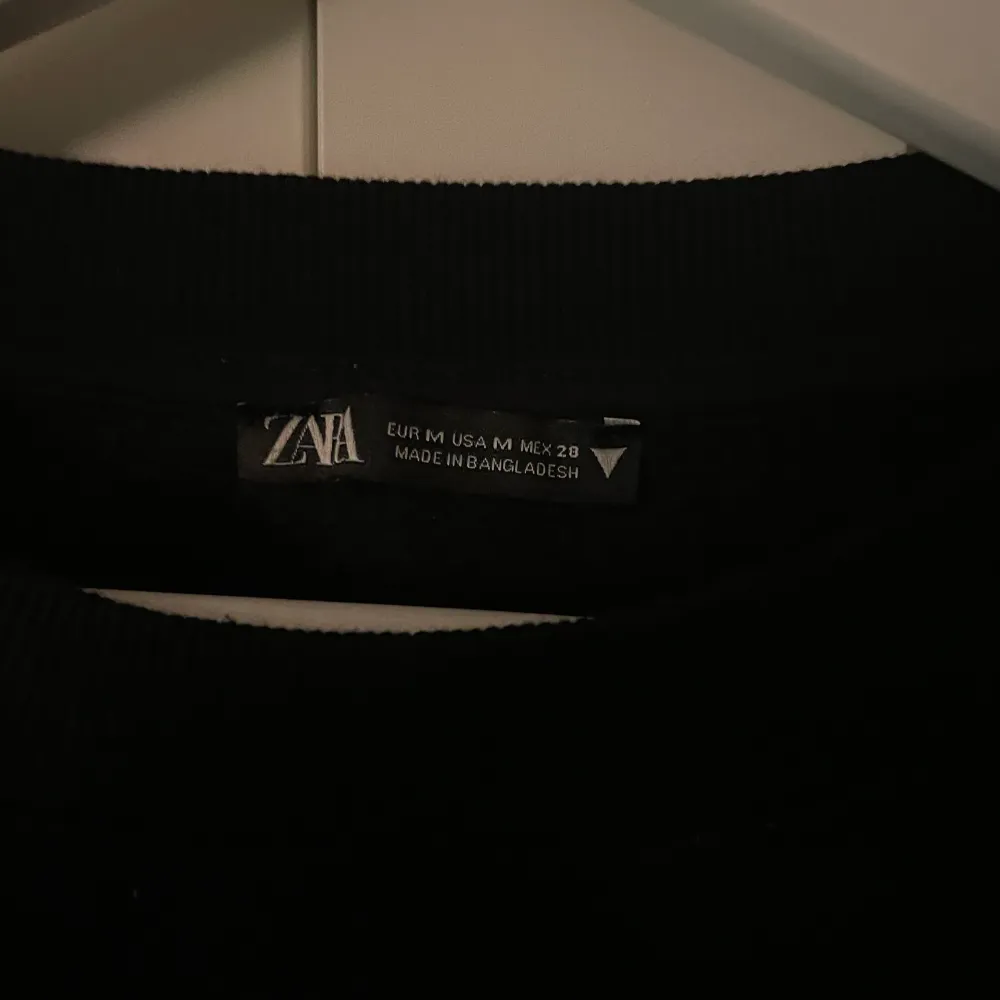 Svart sweatshirt från Zara, skönt material och använd få tillfällen. Storlek M. Modellen är lite av en croppad modell. Men inte magtröja likt men en lite kortare modell. Tröjor & Koftor.