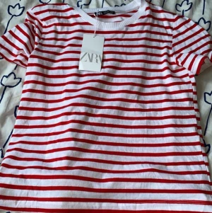 Randig T-shirt  - Säljer denna randiga T-shirt från zara. Då jag aldrig andvänder den☺️❤️