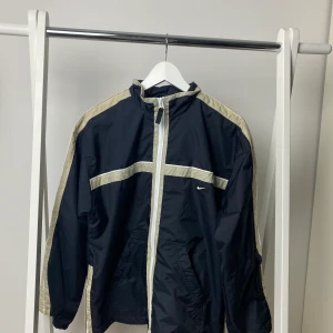 Nike vintage jacka - Sizen på jackan är M Skick 9/10