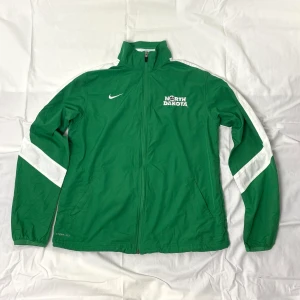 Nike north dakota vintage - Skick 7/10 Det är en L men den sitter som en M