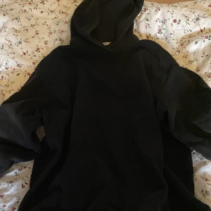 Svart hoodie - Svart basic hoodie, går att justera längst ner, passsr S-XL 