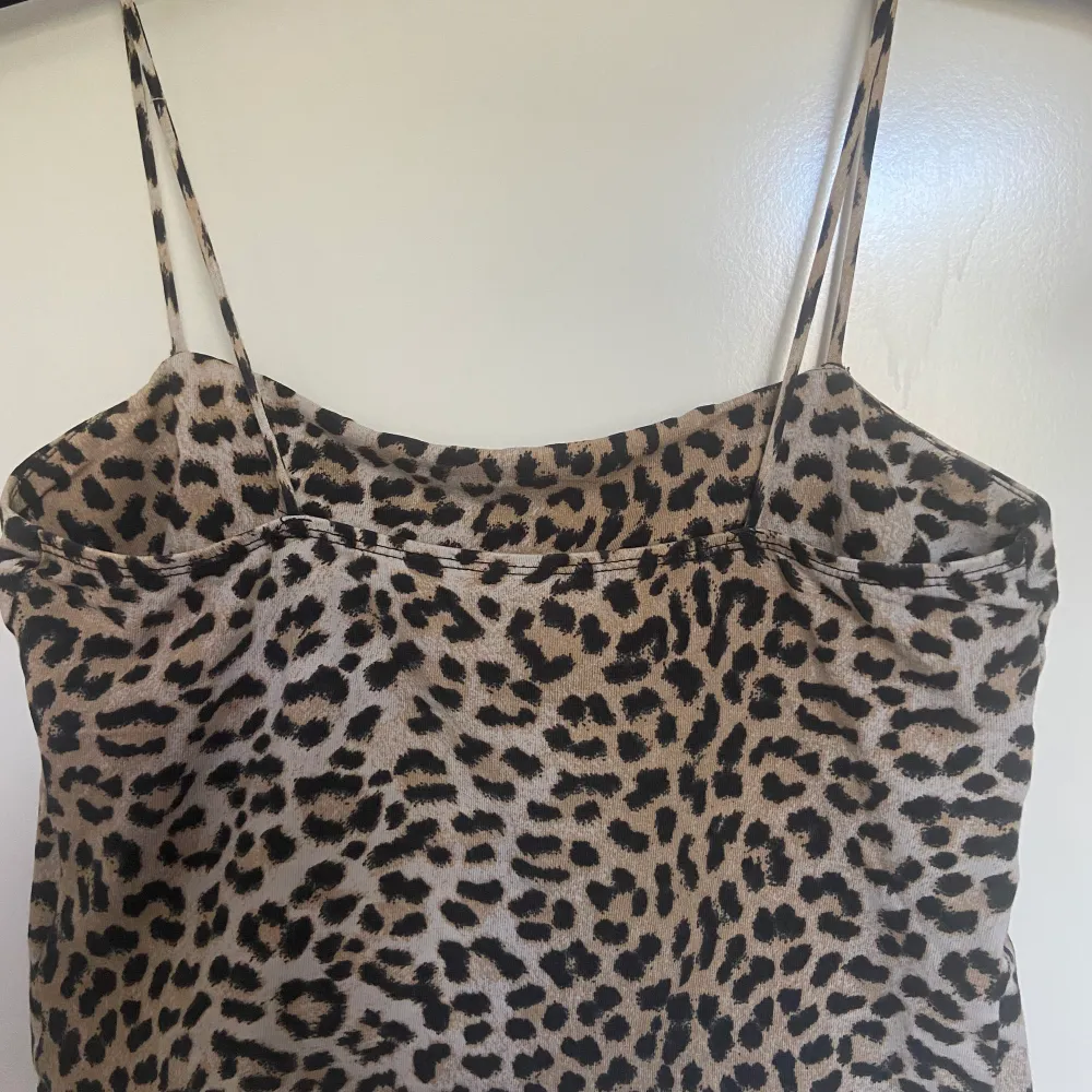 Säljer mitt leopard linne från ginatricot mycket bra skick använt 1-2 gånger på grund av för liten i storleken, bara att skriva om du är intresserad är alltid aktiv. Toppar.