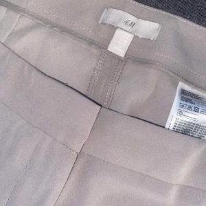 Kostymbyxor H&M - Ljusgrå kostymbyxor jättefin färg! storlek M (42) Dom är nya men för stora så dom har inte kommit till användning 