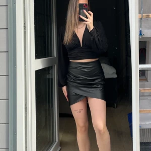 Svart lack kjol - Superfin festlig kjol, sitter skitsnyggt på !!  | Storlek S, passar M  | Köparen står för frakten 🤍 | Paketpris vid köp av fler plagg | Allt säljs i befintligt skick💗