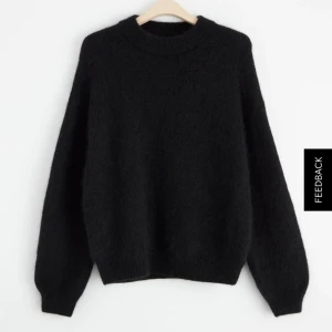 svart Stickad tröja  - Svart stickad tröja från Lindex💓 knappt använd och så mysig nu i vinter💓 storlek L men passar bra på mig med S💓 