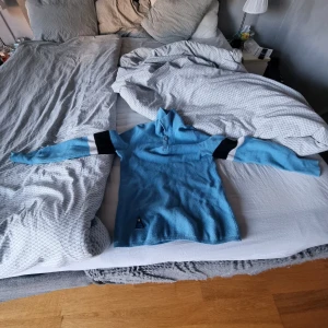 J Lindeberg  - Mycket fin J Lindeberg tröja som jag tyvärr inte får på mig längre av vällevnadsskäl. Kostade 1299. Storlek M men skulle säga att S är närmare sanningen. 