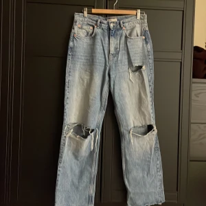 Jeans med hål - Väl använda men är fortfarande i bra skick 