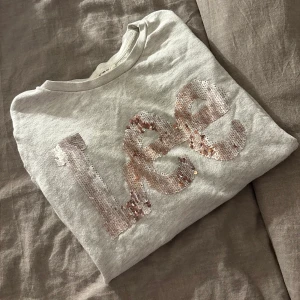 Lee tröja - Lee Tröja med paljetter, silver och guld på varsin sida så man kan dra paljetterna beroende på vilken färg man vill ha! 