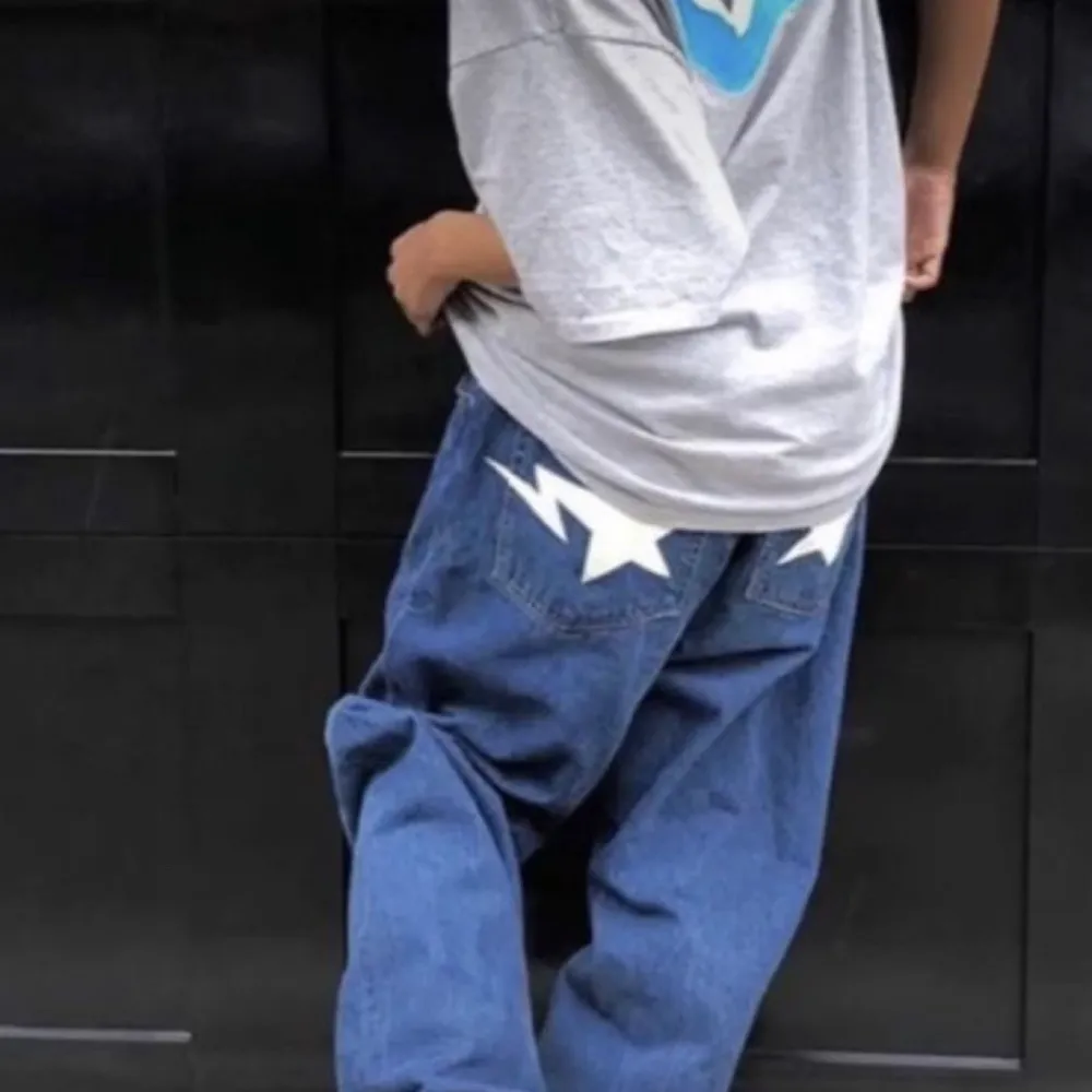 Om ni har något mönster som ni vill ha på ett par baggy Jens som är helt nya och eran storleken. så kan jag fixa det! Allt jag behöver är att ni skriva privat så diskuterar vi hur du vill ha det😃. Farkut & Housut.