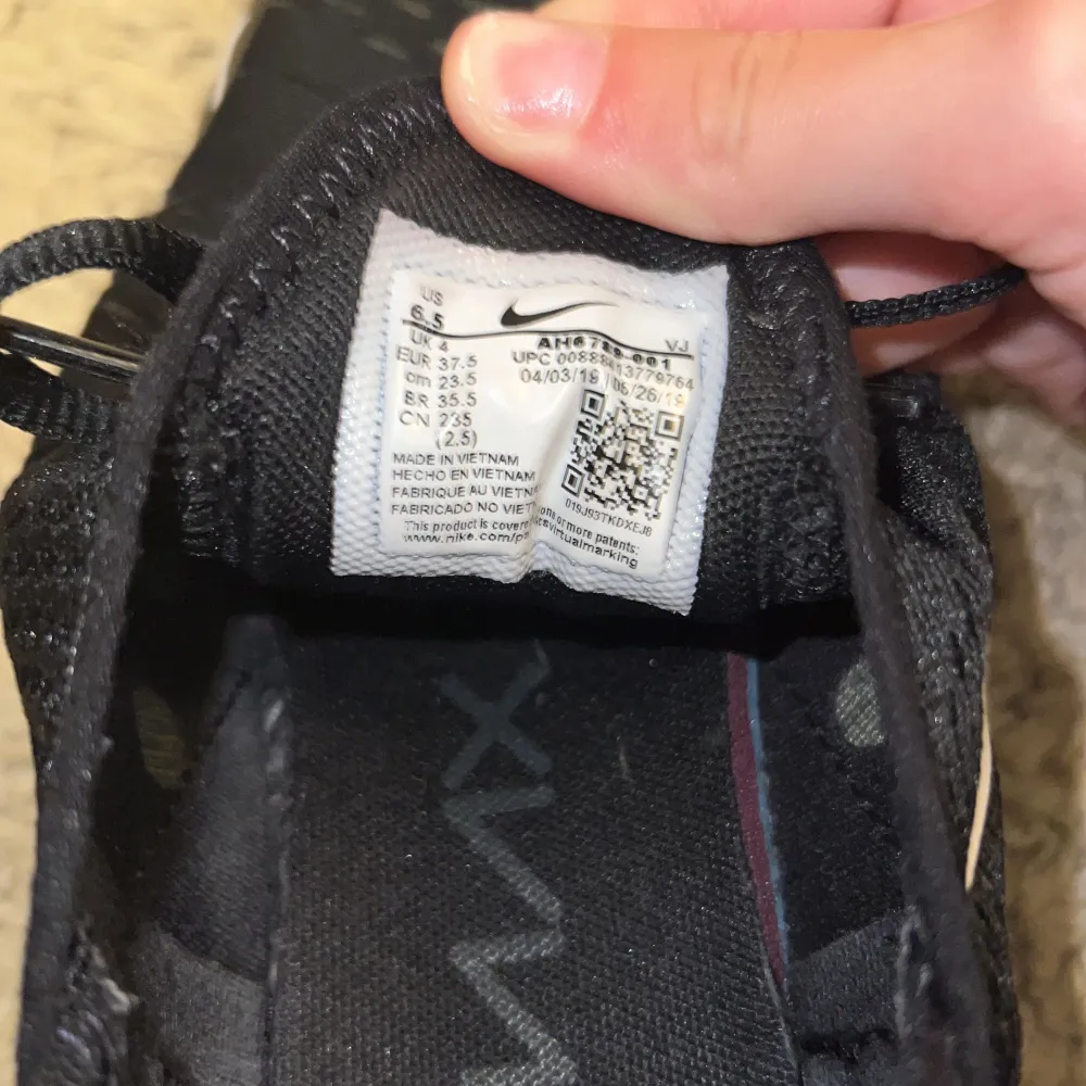 Säljer ett par Nike 270 i storlek 37.5 de har ett litet hål på sidan se bild 2 men det är inget som syns. Skriv för intresse 🤍 köparen står för frakt . Skor.